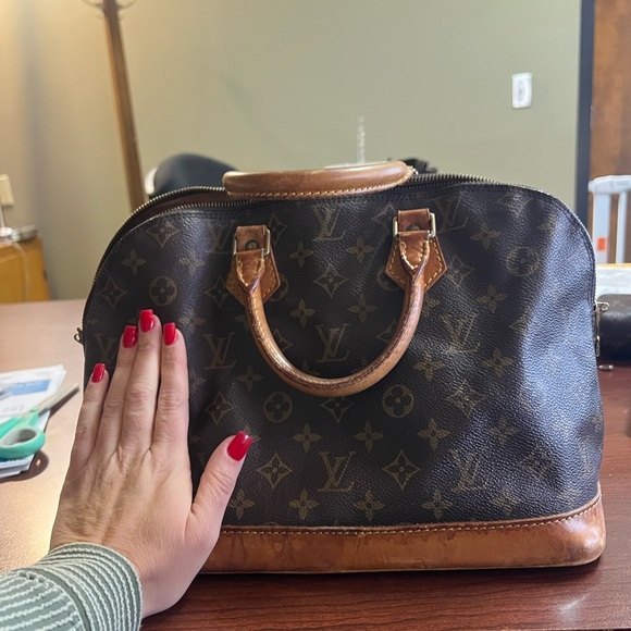 Louis Vuitton Brown Duffel Bag with Iconic Monogram and Structured Shape - Picture 2 of 3